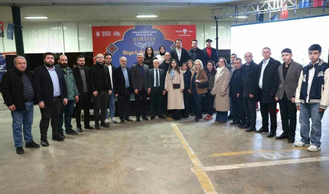 Bursa’da gönüller Büyükşehir’in iftar sofrasında buluştu Bursa Büyükşehir Belediye Başkanı Mustafa Bozbey, Mimarsinan Mahallesi’nde düzenlenen iftar