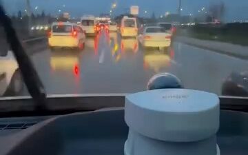 Bursa’da iş çıkışı ve iftar saatine yakın yoğun trafikte ilerlemeye