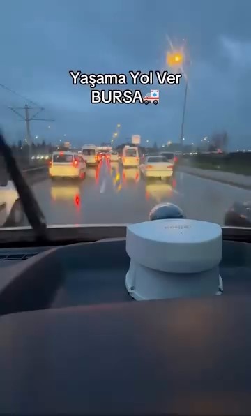 Bursa’da göz dolduran anlar, onlarca sürücü yol verdi Bursa’da iş çıkışı ve iftar saatine yakın yoğun trafikte ilerlemeye