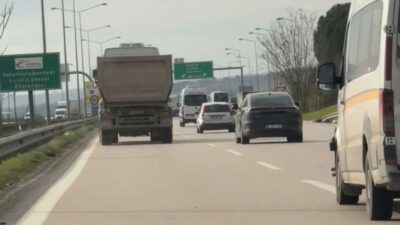 Bursa’da yasak olan en sol şeride giren hafriyat kamyonu süratli