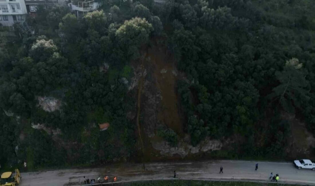 Bursa’da heyelan bölgesi temizlendi…Kayan bölge dron ile görüntülendi Bursa’nın Mudanya ilçesini Gemlik ilçesine bağlayan karayolundaki heyelan yolun kapanmasına