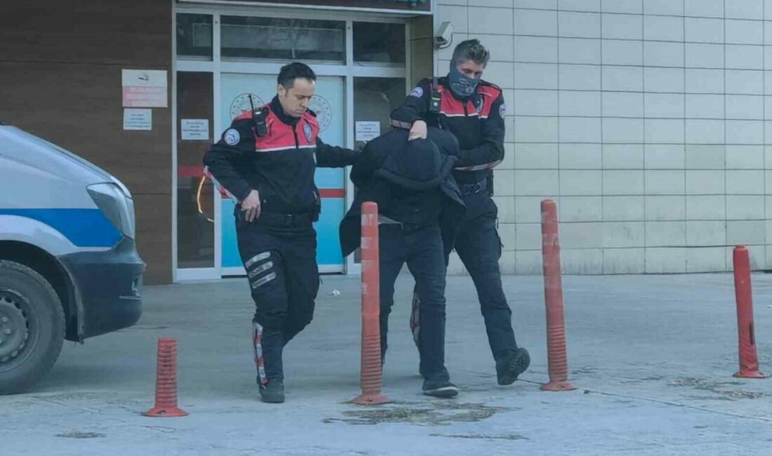 Bursa’da iki ayrı suçtan aranan şüpheli yakalandı Bursa’nın İnegöl ilçesinde polisin dur ihtarına uymayarak kaçan şahıs, kovalamaca