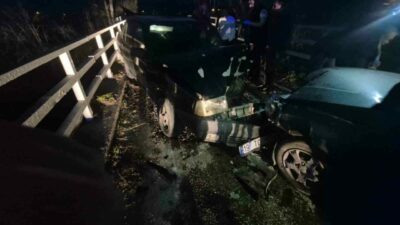 Bursa’nın İnegöl ilçesinde iki otomobilin kafa kafaya çarpıştığı kazada 3