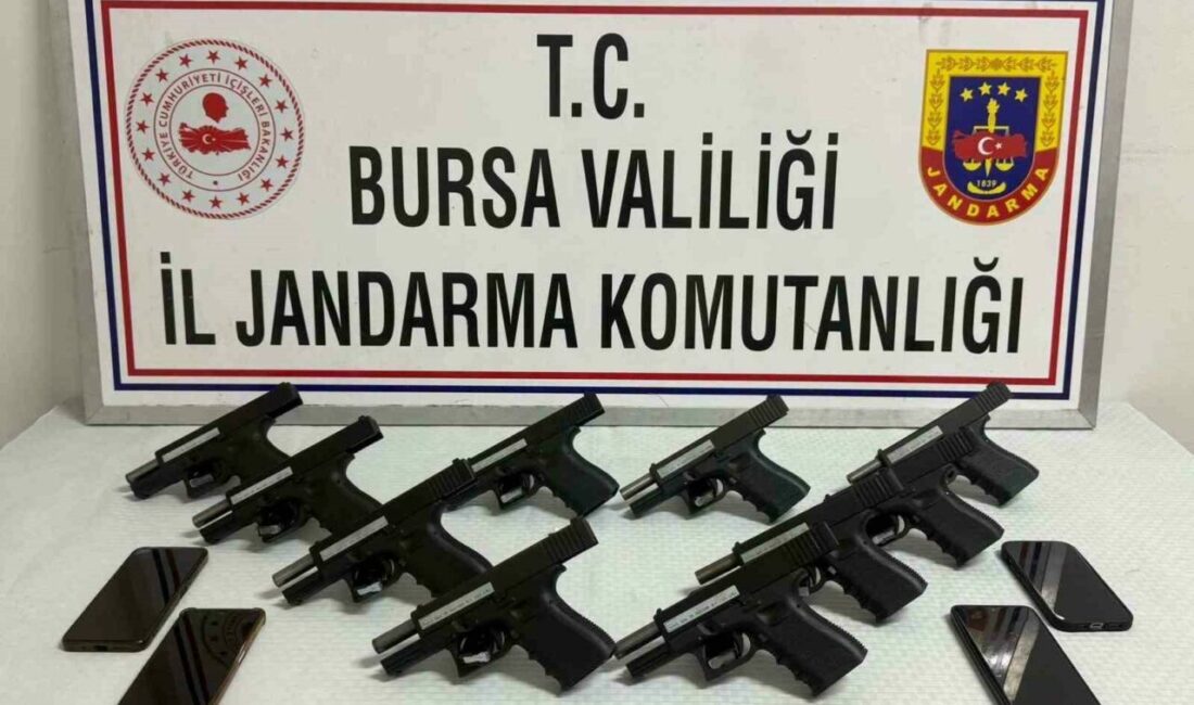 Bursa’da jandarma ekipleri tarafından yapılan operasyonda ruhsatsız silah sattıkları belirlenen