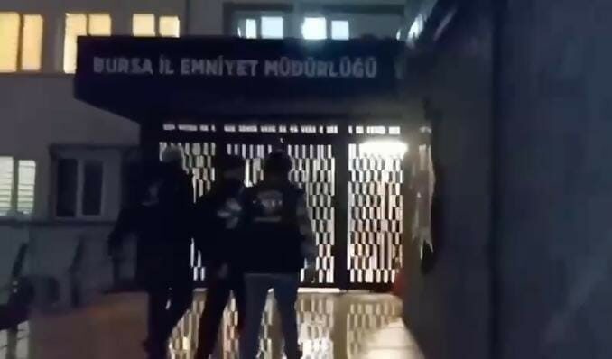 Bursa’da kuyumcuya silahlı yağma girişiminin şüphelisi yakalandı Yenişehir’de kuyumcuya yönelik silahlı yağma girişiminin şüphelisi, 30 saatlik kamera