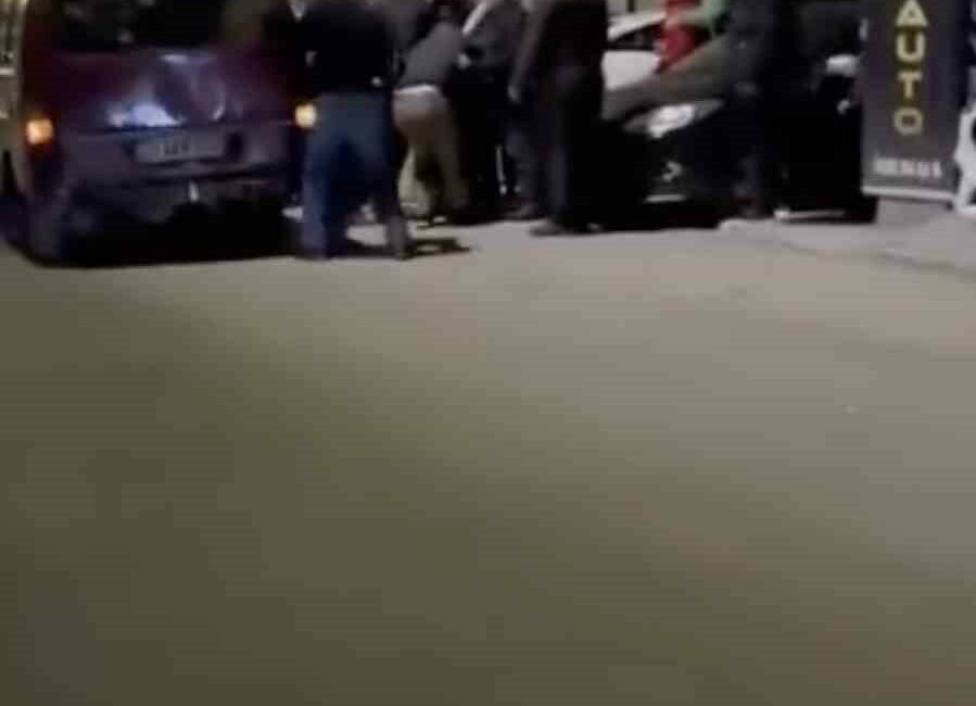 Bursa’da mahallede aileler arası kavga bir anda büyüdü Bursa’nın Osmangazi ilçesinde iki aile arasında çıkan tartışma kısa sürede