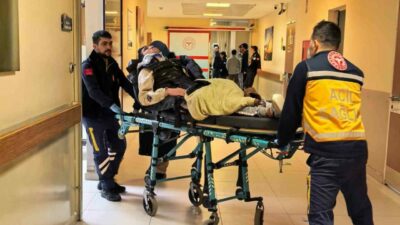 Bursa’nın İnegöl ilçesinde meydana gelen kazada yoldaki çukura düşerek devrilen