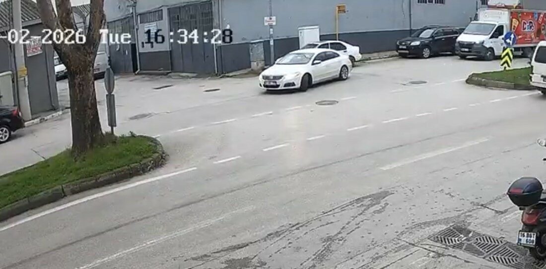 Bursa’da bir otomobil kontrolsüz şekilde dönüş yapmak isteyince motosikletle çarpıştı.