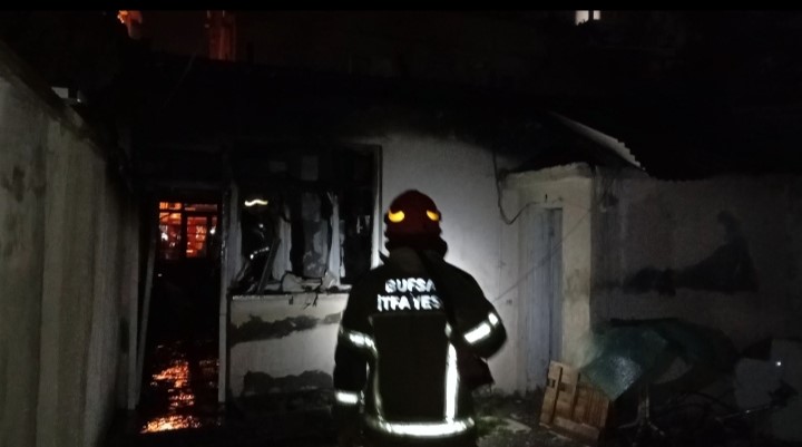 Bursa’da müstakil evde korkutan yangın Bursa’da sabaha karşı tek katlı müstakil evde çıkan yangın mahallede