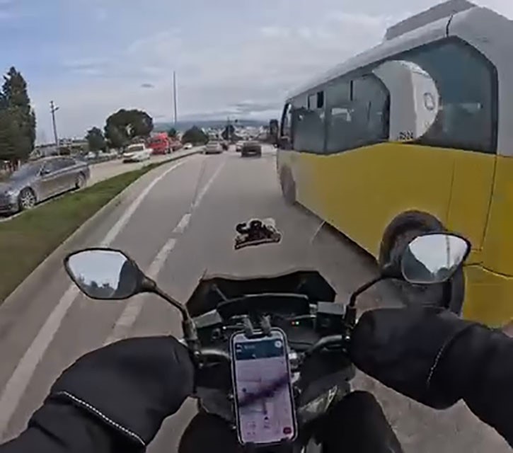 Bursa’da otobüs motosikletlinin önüne kırdı Bursa’da seyir halindeki motosiklet sürücüsü, aniden şeridine giren otobüs nedeniyle