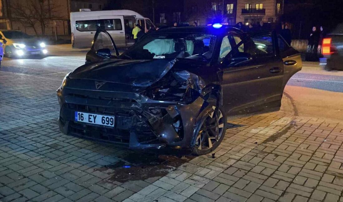 Bursa’da otomobil ile minibüs çarpıştı: 9 yaralı Bursa’nın İnegöl ilçesinde meydana gelen kazada otomobil ile servis minibüsü