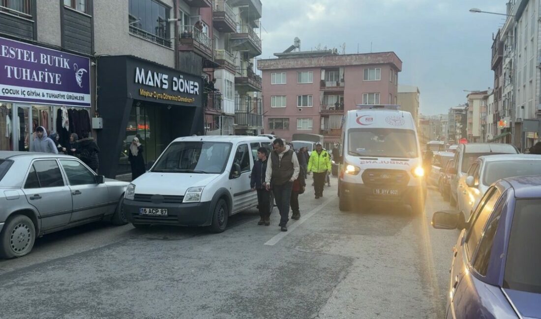 Bursa’nın Kestel ilçesinde yolun karşısına geçerken otomobilin çarptığı yaya yaralandı.