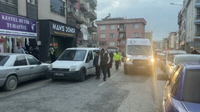 Bursa’nın Kestel ilçesinde yolun karşısına geçerken otomobilin çarptığı yaya yaralandı.