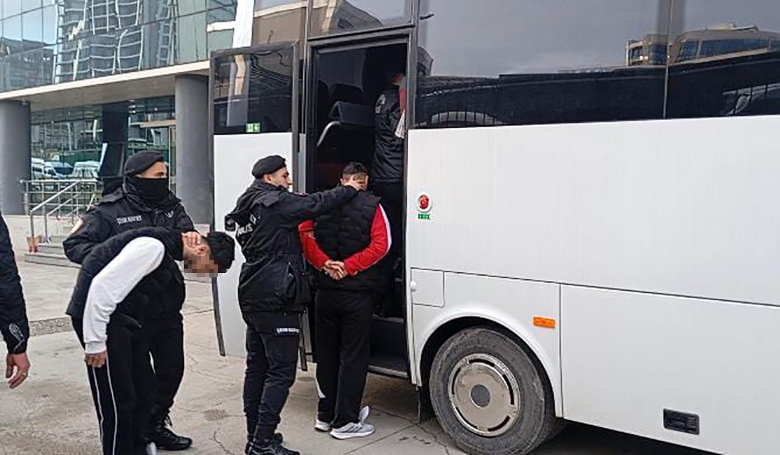 Bursa’da Özel Harekat destekli operasyon: 3 gözaltı Bursa Kaçakçılık ve Organize Suçlarla Mücadele Şube Müdürlüğü ekiplerince yürütülen