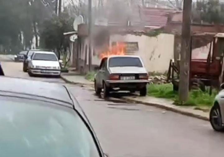 Bursa’nın Karacabey ilçesinde park halindeki otomobilde çıkan yangın paniğe neden