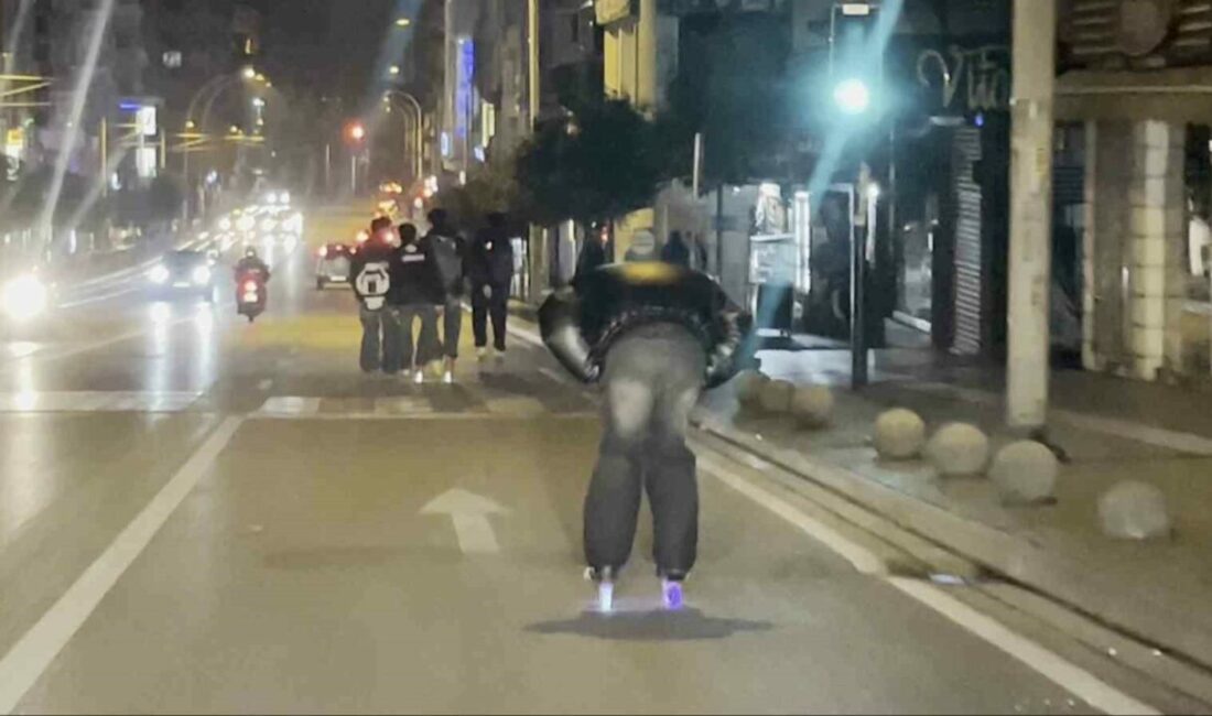 Bursa’nın Osmangazi ilçesinde, Altıparmak Caddesi üzerinde paten süren 5 genç,