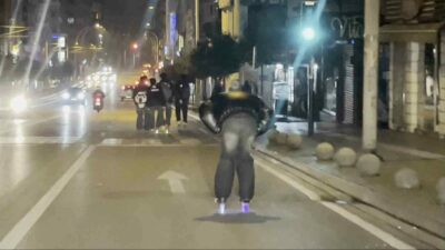 Bursa’nın Osmangazi ilçesinde, Altıparmak Caddesi üzerinde paten süren 5 genç,