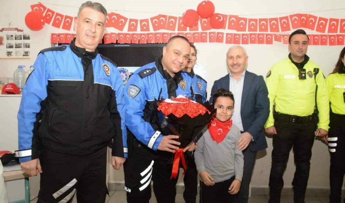 Bursa’da ilkokul öğrencilerinin daveti üzerine okulu ziyaret eden polis ekipleri,