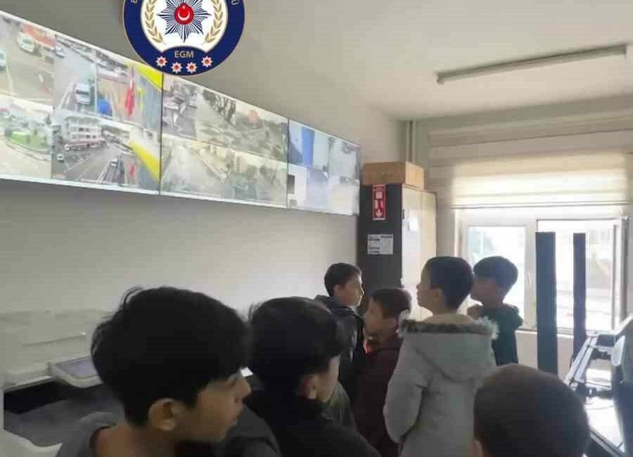 Bursa’da polisten çocuklara yönelik sosyal farkındalık etkinliği Bursa’nın Harmancık ilçesinde, Harmancık İlçe Emniyet Amirliği tarafından toplumsal farkındalık
