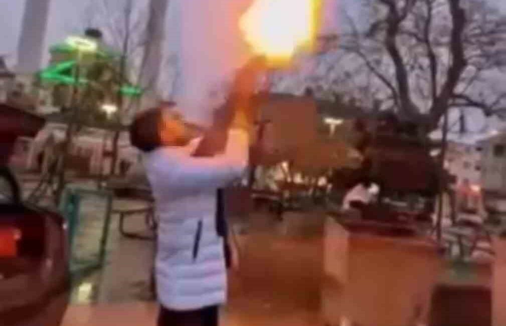 Bursa’nın Nilüfer ilçesinde bir şahıs, cadde ortasında pompalı tüfekle defalarca