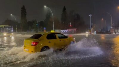 Bursa’da sağanak sonrası rögarların taşması sonucu bir cadde göle döndü.