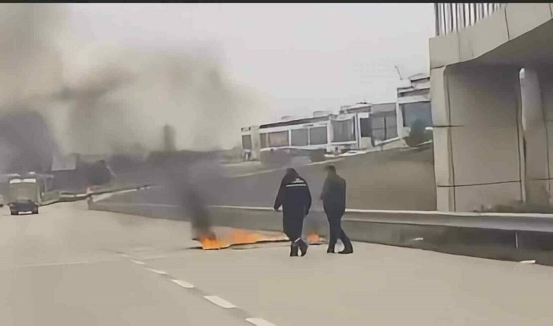 Bursa’da İzmir Yolu üzerinde Görükle dönüş kavşağında seyir halindeki bir