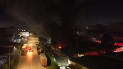 Bursa’da bir tekstil fabrikasının deposunda gece saatlerinde yangın çıktı. Sanayi