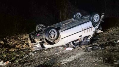 Bursa’nın İnegöl ilçesinde meydana gelen kazada kontrolden çıkan otomobil şarampole