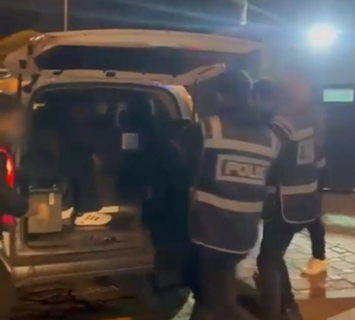 Bursa’da uyuşturucu operasyonu: 2 şüpheli yakalandı, çok sayıda uyuşturucu ele geçirildi Bursa’nın Osmangazi ilçesinde polis ekiplerince uyuşturucu veya uyarıcı madde imal