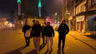 Bursa’nın İnegöl ilçesinde vatandaşlar, ilahiler ve beyitlerle sahura kalktı. İnegöl’de