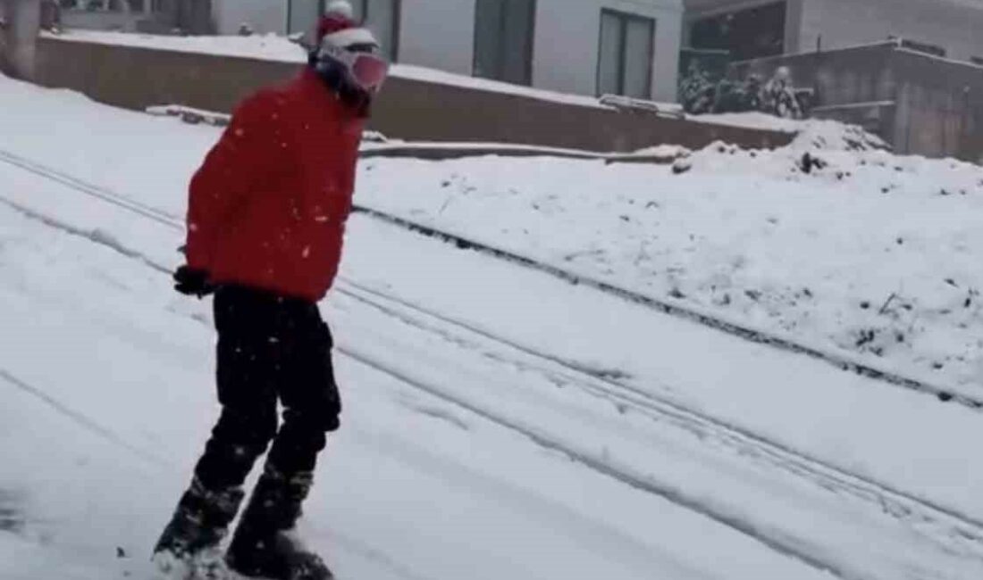 Bursa’da şehir merkezine yağan karı fırsata çeviren bir kişi, kayak