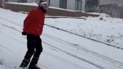 Bursa’da şehir merkezine yağan karı fırsata çeviren bir kişi, kayak