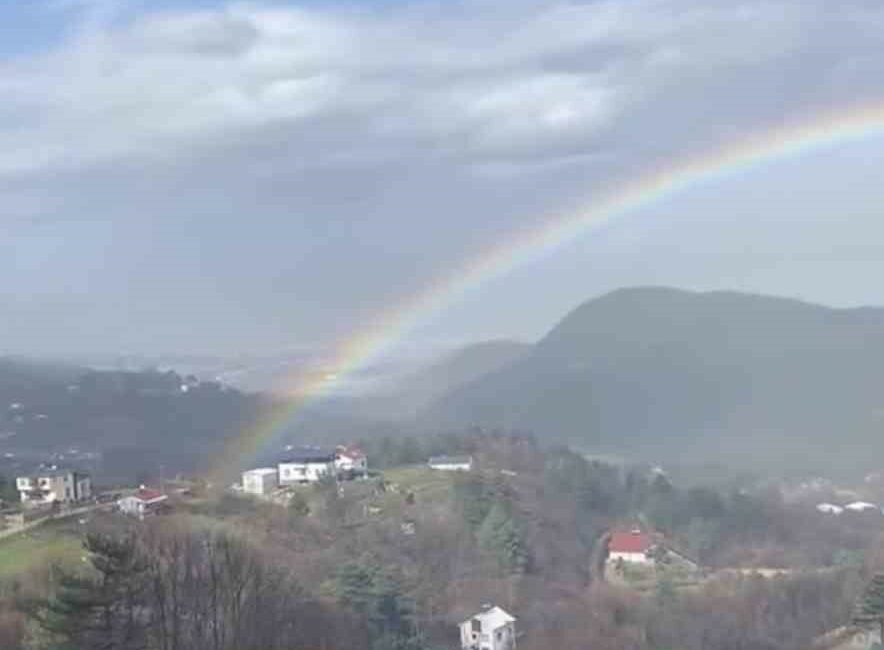 Bursa’nın Kestel ilçesine bağlı Saitabat Mahallesi’nde yağmurun ardından oluşan gökkuşağı,