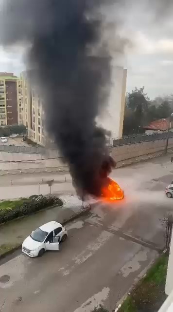 Bursa’da alev alev yanan otomobilde yaşanan patlamalar mahalle sakinlerine korku