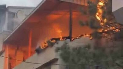 Bursa’da çıkan çatı yangını en üst kattaki daireye sıçradı. Dairenin
