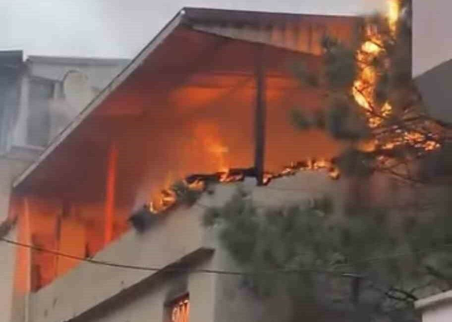 Bursa’da çıkan çatı yangını en üst kattaki daireye sıçradı. Dairenin