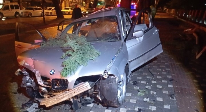 Bursa’daki kazada 20 gün sonra acı haber: 1 ölü Bursa’da kontrolden çıkan otomobilin kaldırımdaki trafik levhasına ve ağaca çarpması