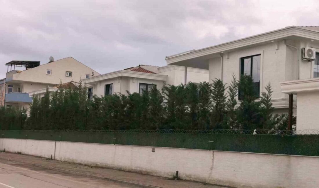 Bursa’nın İnegöl ilçesinde villanın ikinci katında cam silerken dengesini kaybeden