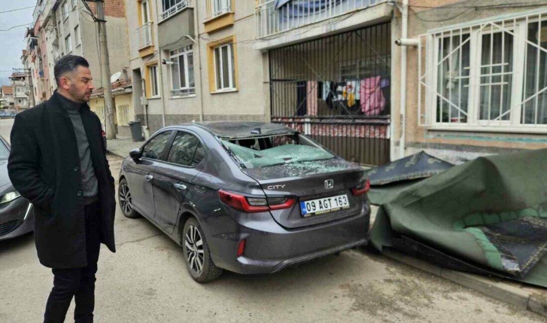 Bursa’nın İnegöl ilçesinde gece saatlerinde etkili olan lodos, bir apartmanın