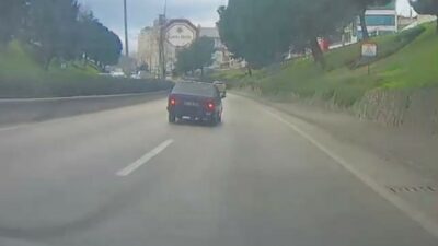 Bursa’nın Osmangazi ilçesinde bir sürücü otomobilini kaldırımda yürüyen çocukların üzerine