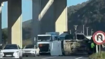 Bursa’da şehirlerarası yolda direksiyon hakimiyetini kaybeden minibüs, orta refüje çarptıktan