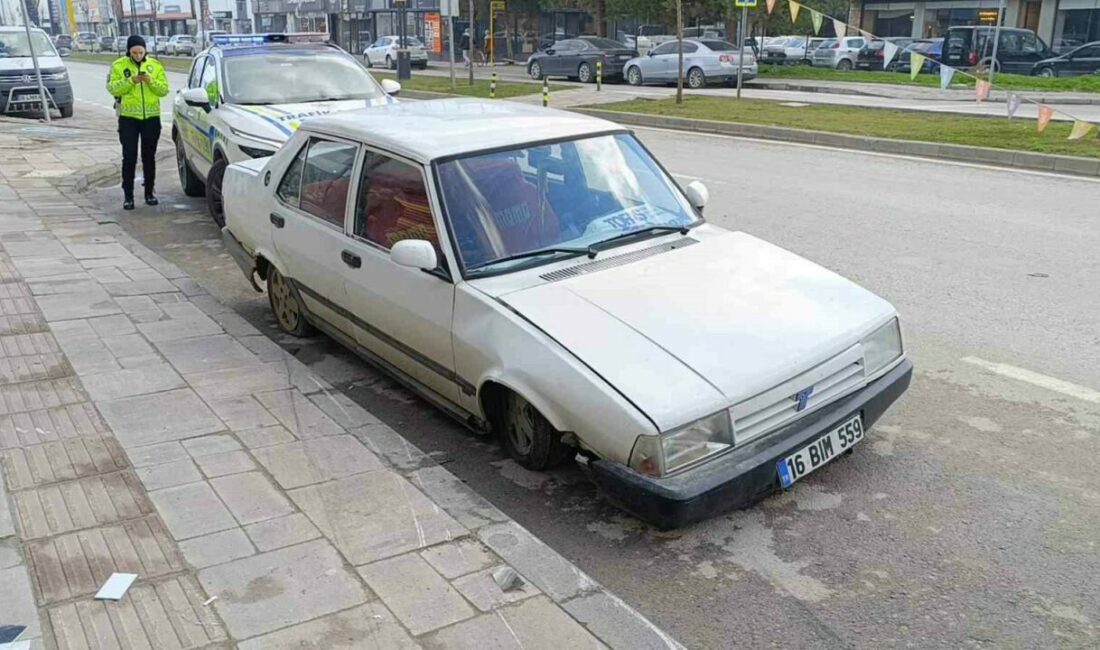Bursa’nın İnegöl ilçesinde gece saatlerinde meydana gelen kazada kaldırıma çarpıp