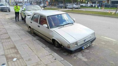 Bursa’nın İnegöl ilçesinde gece saatlerinde meydana gelen kazada kaldırıma çarpıp