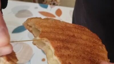 Bursa’nın Nilüfer ilçesinde bir vatandaş, fırından aldığı ekmeği sahurda tost