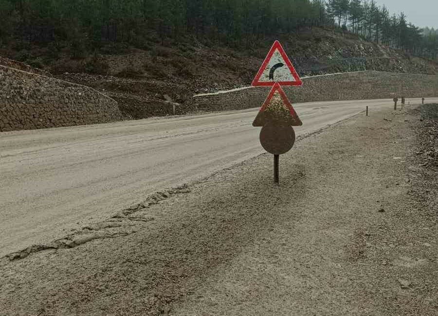 Bursa’da Harmancık-Orhaneli yolu, yol çalışmaları ve sağanak yağışların etkisiyle balçıkla