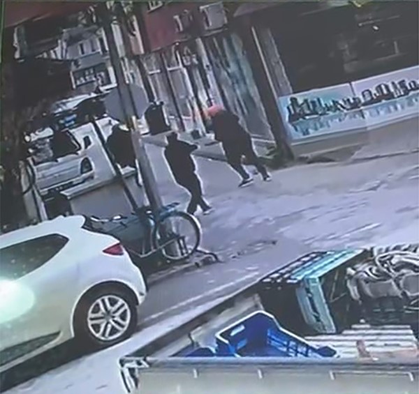 İnegöl’de cinayetin yeni görüntüleri ortaya çıktı Bursa’nın İnegöl ilçesinde meydana gelen cinayetin yeni görüntüleri ortaya çıktı.