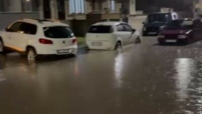 Bursa’nın İnegöl ilçesinde etkili olan sağanak yağış, günlük yaşamı olumsuz