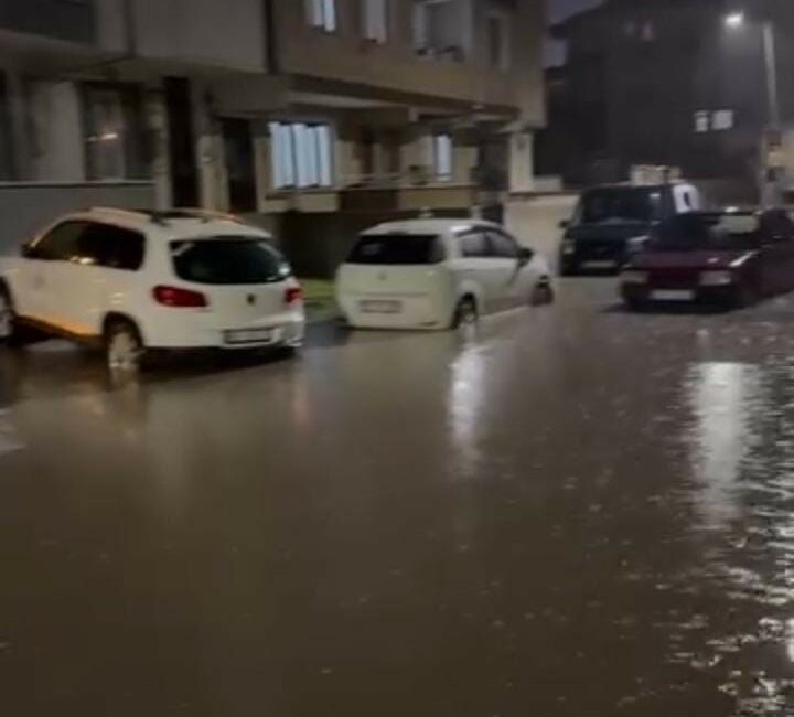 Bursa’nın İnegöl ilçesinde etkili olan sağanak yağış, günlük yaşamı olumsuz