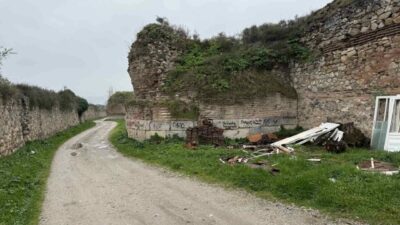 Bursa’nın tarihi ilçesi İznik’te yaklaşık 2 bin yıllık surların duvarlarına