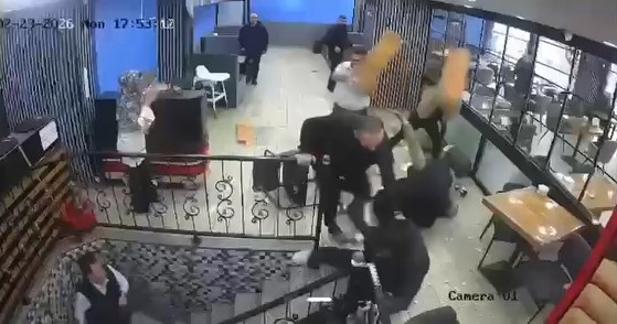 Bursa’da bir kafede çıkan tartışma kısa sürede kavgaya dönüştü. Sandalye